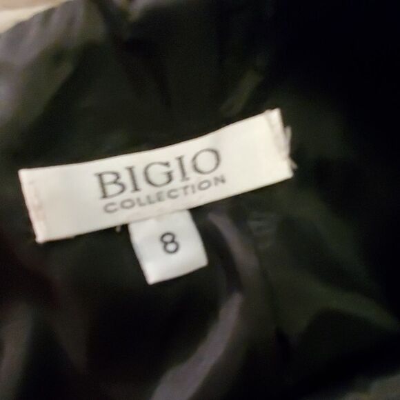 Fun black pencil skirt with feather lined bottom - Picture 2 of 7